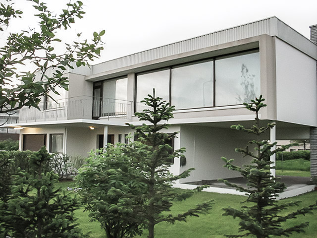 Thoristun Villa - Street view in summer.